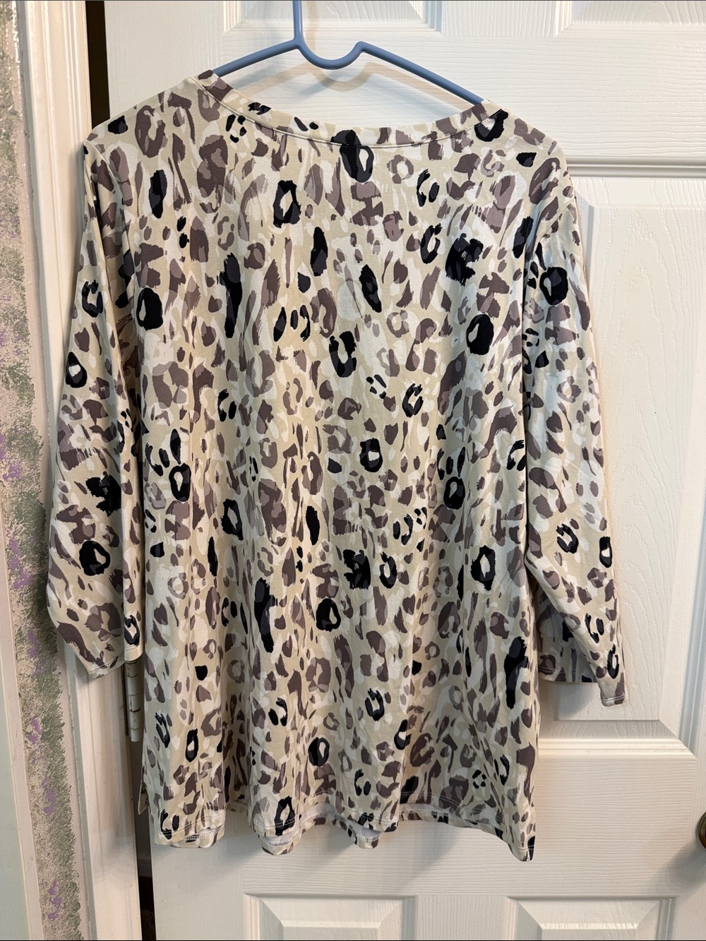 Women's V-Neck Leopard Print Top - Neutral Taupe - Picture 3 of 3